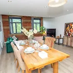 2br Flat Wifi, Parking Contractors & Families *
