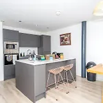 2br Flat Wifi, Parking Contractors & Families * Bradford (West Yorkshire)