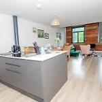 2br Flat Wifi, Parking Contractors & Families *