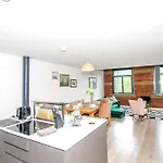 2br Flat Wifi, Parking Contractors & Families * Bradford (West Yorkshire)