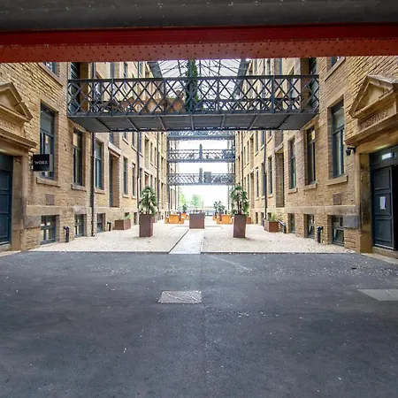 2br Flat Wifi, Parking Contractors & Families * برادفورد