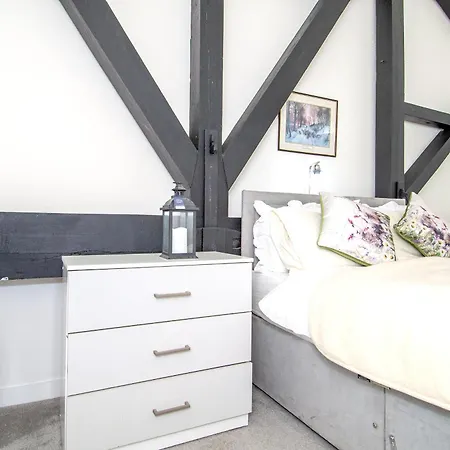 2br Flat Wifi, Parking Contractors & Families Apartament