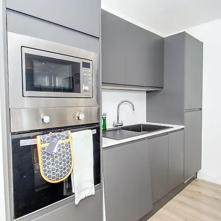 2br Flat Wifi, Parking Contractors & Families Apartment *