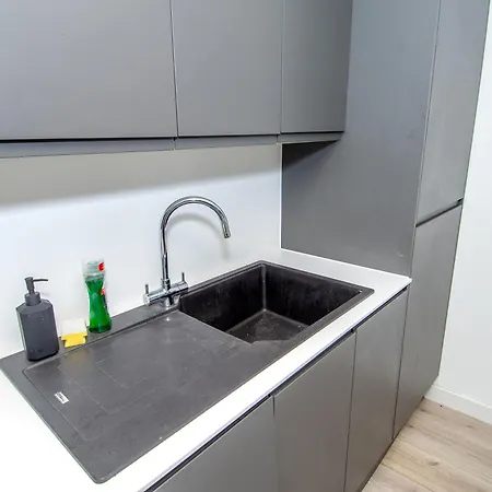 2br Flat Wifi, Parking Contractors & Families *