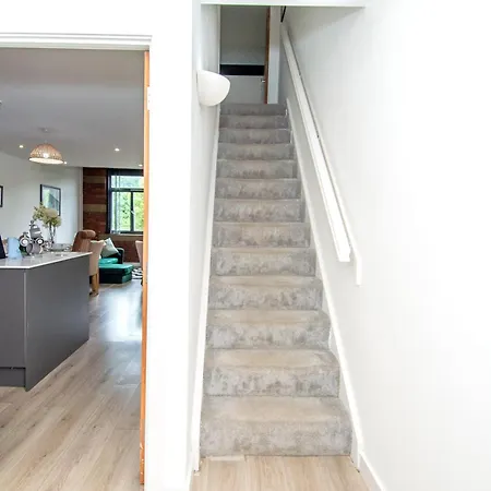 2br Flat Wifi, Parking Contractors & Families Apartament