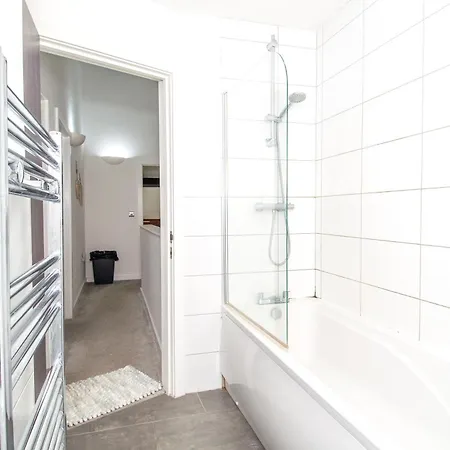 Apartment 2br Flat Wifi, Parking Contractors & Families *