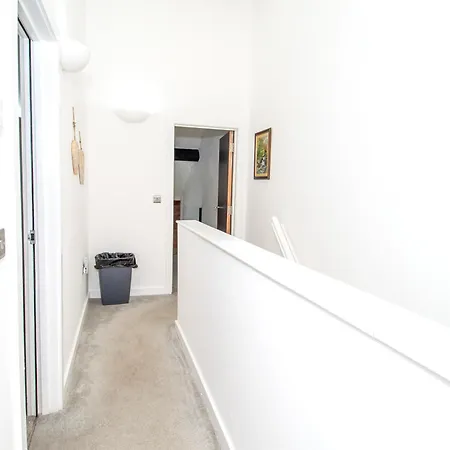 Apartment 2br Flat Wifi, Parking Contractors & Families