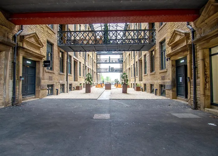 2br Flat Wifi, Parking Contractors & Families * برادفورد