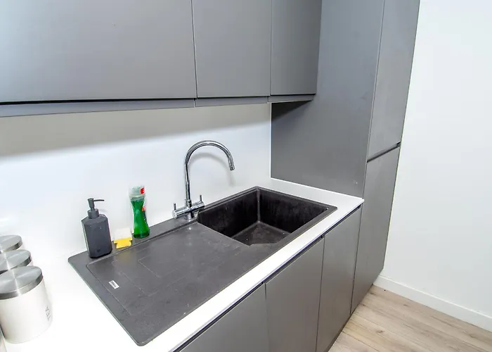 2br Flat Wifi, Parking Contractors & Families *