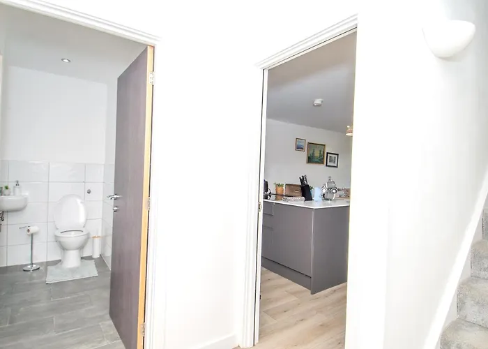 2br Flat Wifi, Parking Contractors & Families * Bradford (West Yorkshire)