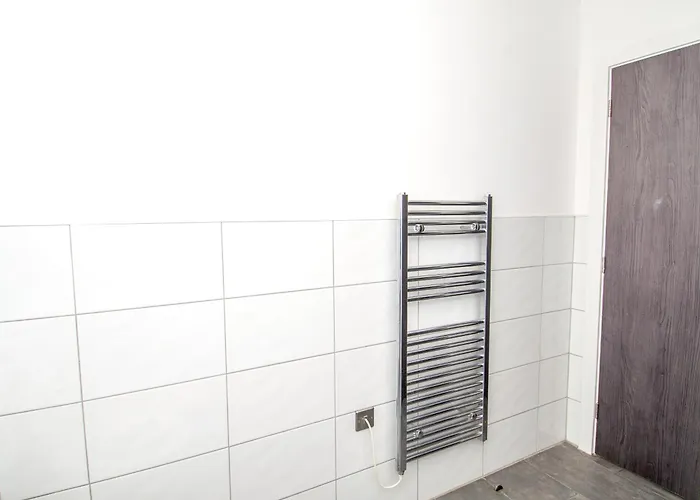 2br Flat Wifi, Parking Contractors & Families * Bradford (West Yorkshire)