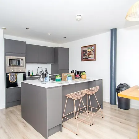 2br Flat Wifi, Parking Contractors & Families * 브래드퍼드