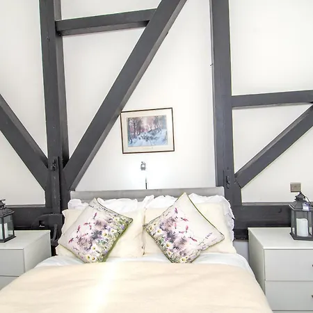 2br Flat Wifi, Parking Contractors & Families * 브래드퍼드