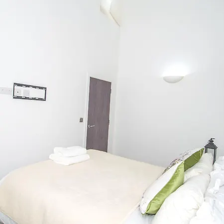 2br Flat Wifi, Parking Contractors & Families 브래드퍼드