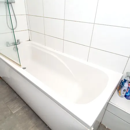 2br Flat Wifi, Parking Contractors & Families * 브래드퍼드