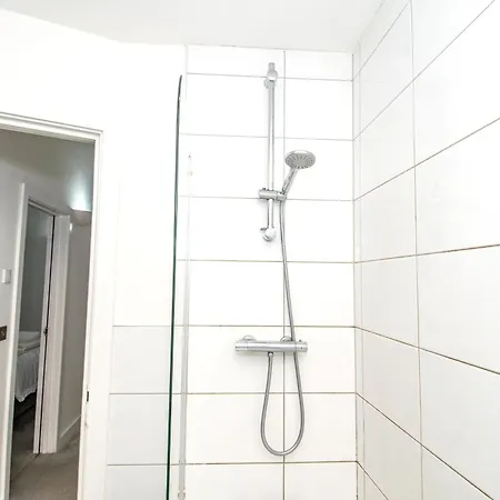 2br Flat Wifi, Parking Contractors & Families 아파트 브래드퍼드
