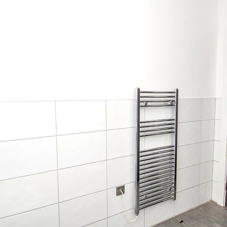 2br Flat Wifi, Parking Contractors & Families * 브래드퍼드