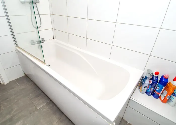 2br Flat Wifi, Parking Contractors & Families * Bradford (West Yorkshire)