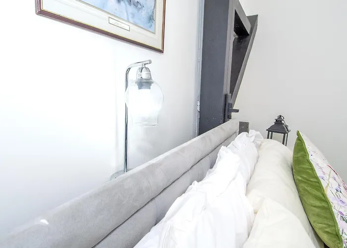 2br Flat Wifi, Parking Contractors & Families Apartment *